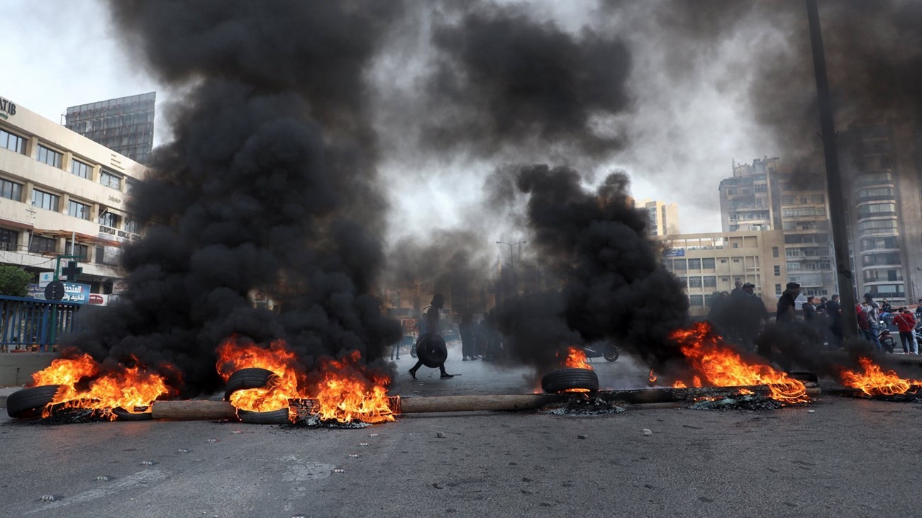محتجون في لبنان يغلقون الطرق بسبب الانهيار الاقتصادي