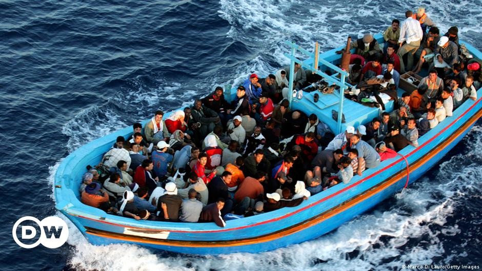 إيطاليا تنقذ مئات المهاجرين واستثناء لندن من اجتماع "شبكات المهربين