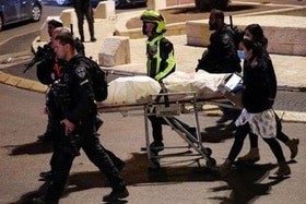 طعن إسرائيلي في القدس وقتل المهاجم الفلسطيني بالرصاص