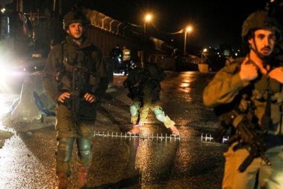 جنود من القوات الإسرائيلية في موقع إطلاق النار بالقرب من نابلس يوم الخميس. تصوير: عمار عوض -