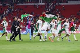 الجزائريون يفوزون بكأس العرب ويهدونه لفلسطين