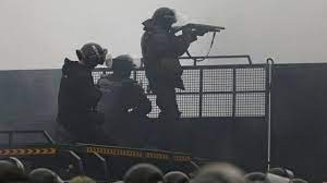 جنود من كازاخستان يوجهون بنادقهم إلى المتظاهرين