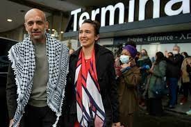 رامي شعث وزوجته بعد وصوله لمطار باريس
