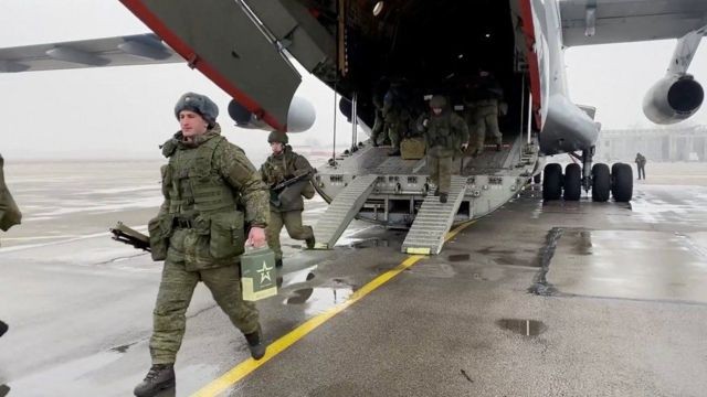 جنود روس يهبطون في مطار الماتي في كازاخستان