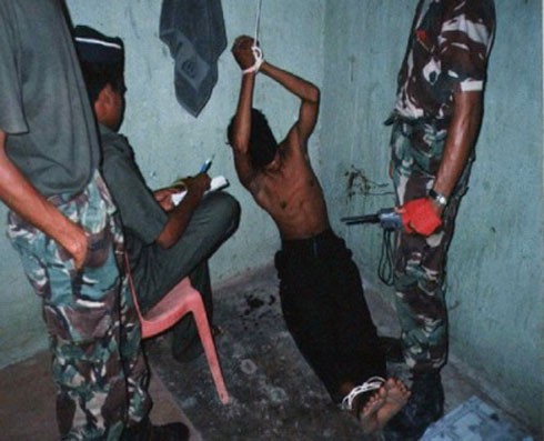 صورة لعملية تعذيب في سجون الأسد