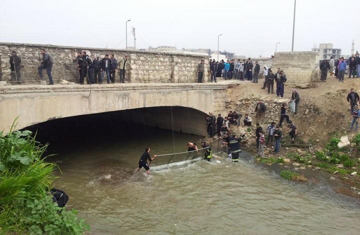 عوائل من حلب يبحثون عن جثث ذويهم في نهر قويق (انترنت)