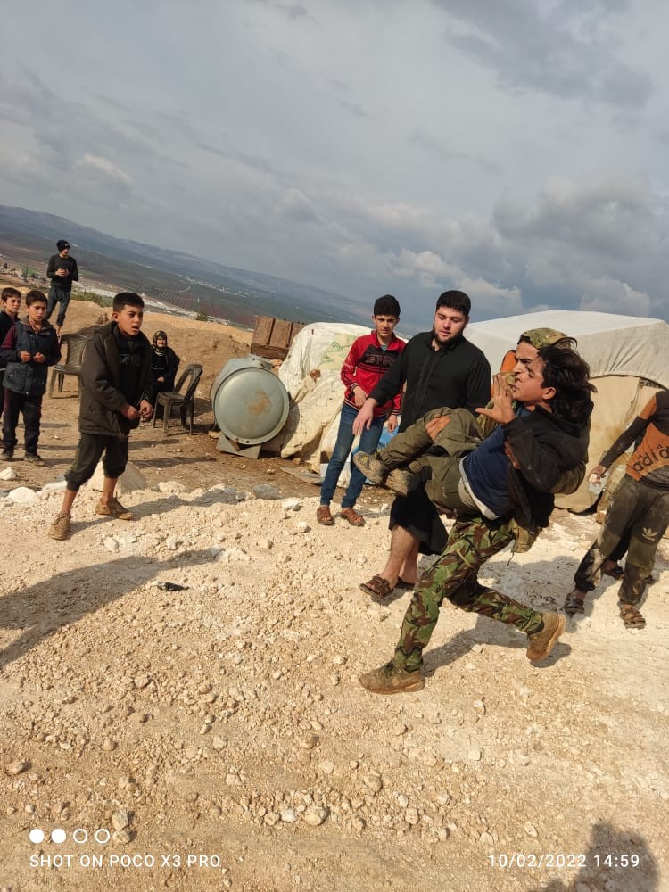 مدنيون في مخيمات الشمال يسعفون جرحاهم نتيجة اقتحام لهيئة تحرير الشام (مواقع تواصل)