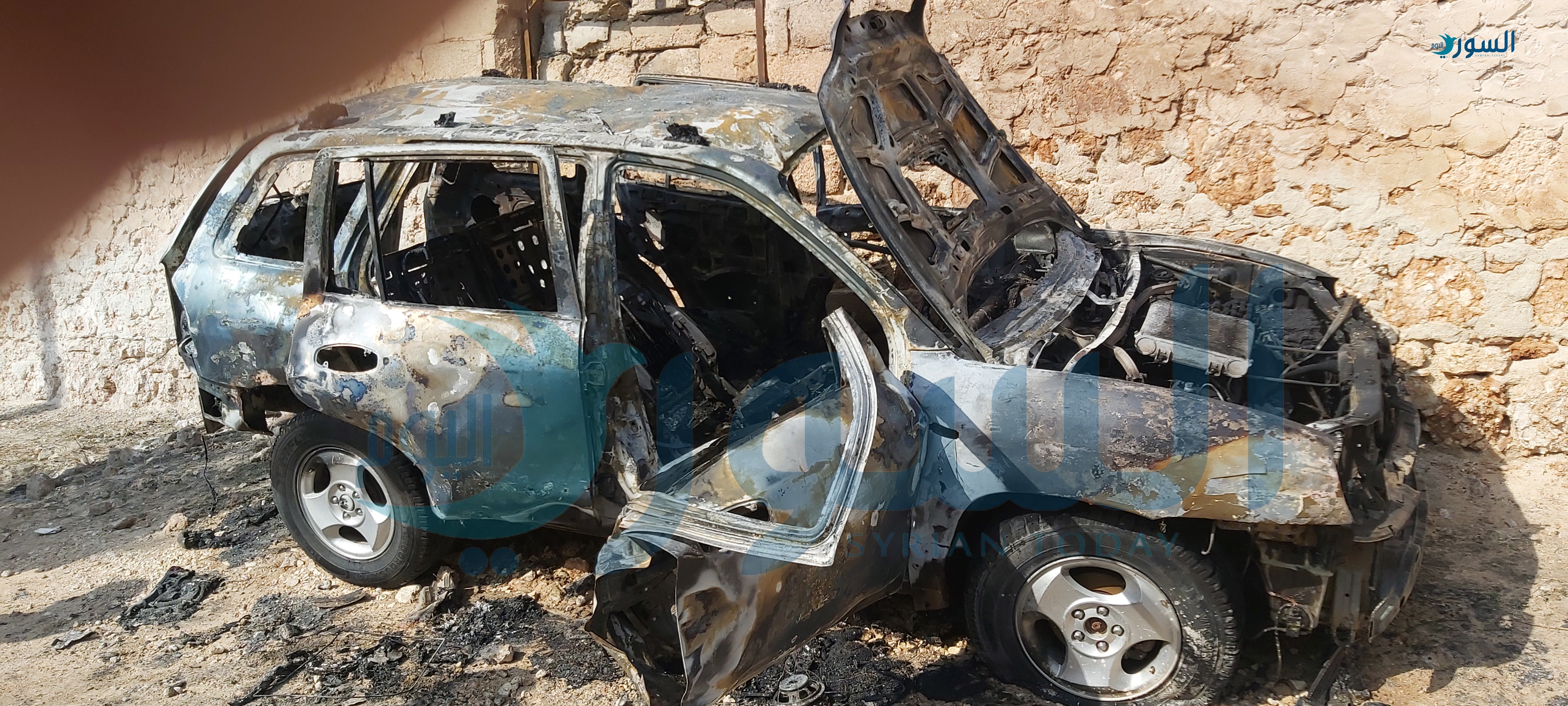 السيارة التي تم استهدافها بعبوة ناسفة (خاص السوري اليوم)
