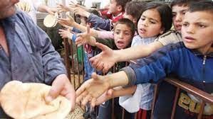 اطفال سوريون يتلقون بعض الإعانات