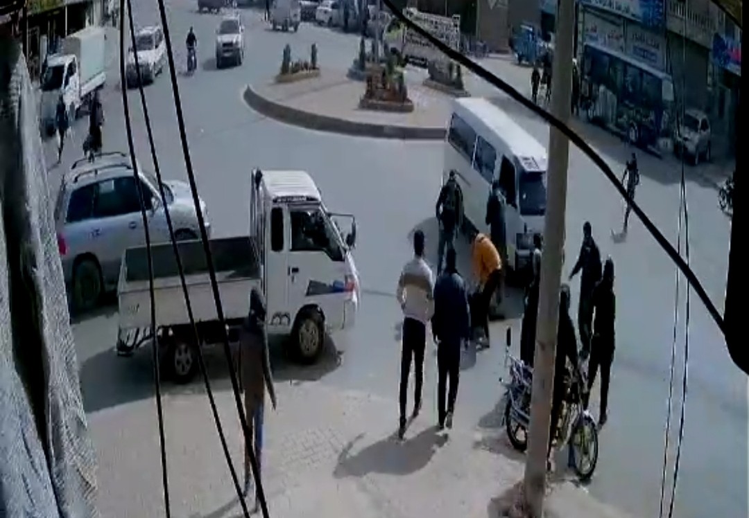 كاميرات مراقبة وثقت مقتل شخص في حادث سير في مدينة الدانا شمالي إدلب (مواقع تواصل)