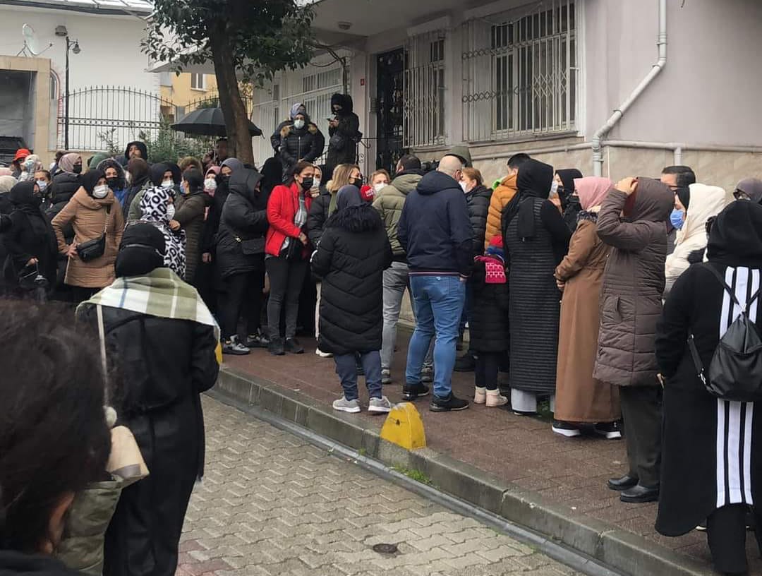 أهالي الطلاب أمام مدرسة Atikali ilkokulu التابعة لمنطقة الفاتح في ولاية إسطنبول (مواقع تواصل)