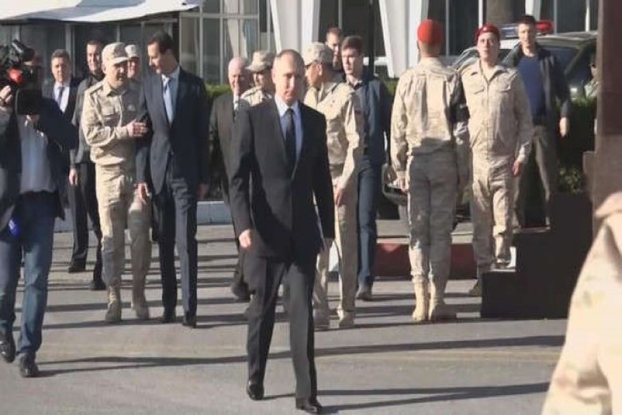 صورة للرئيس فلاديمير بوتين في قاعدة حميميم وبشار الأسد يمنعه جندي روسي من مرافقته