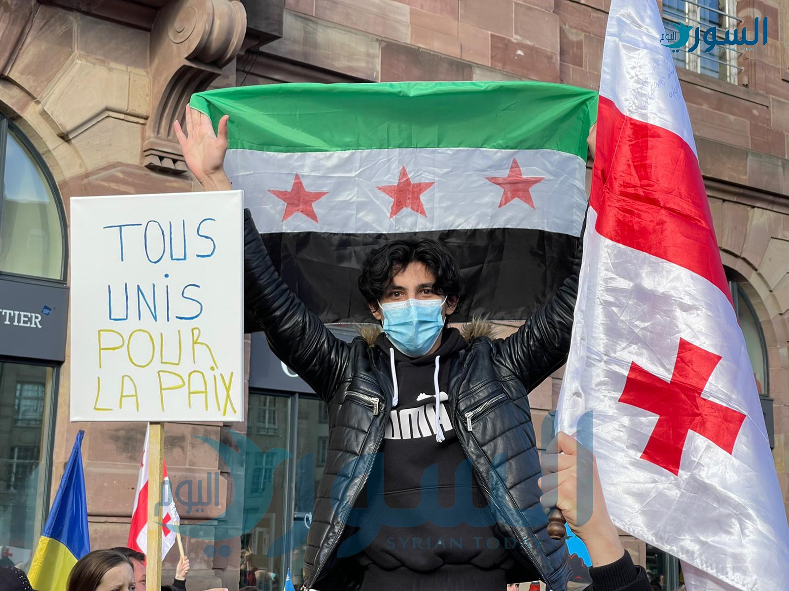 علم الثورة السورية في احتجاجات فرنسا المتضامنة مع أوكرانيا (خاص السوري اليوم)