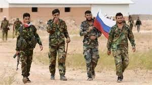 جنود سوريون يحملون العلم الروسي