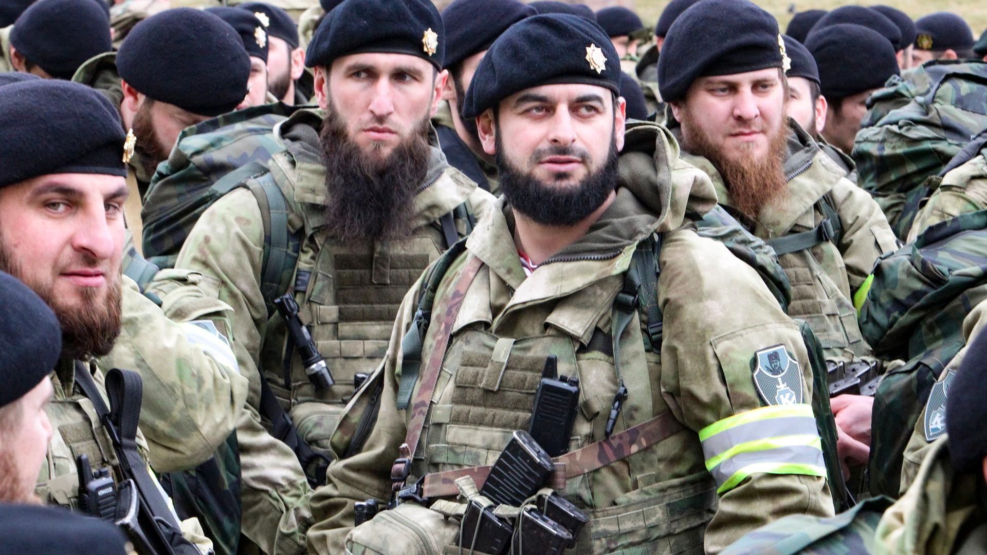 رجال قديروف سيحتلون كييف: المقاتلون الشيشان في غروزني نهاية فبراير. (صورة أرشيفية من وكالة الصحتفة الألمانية