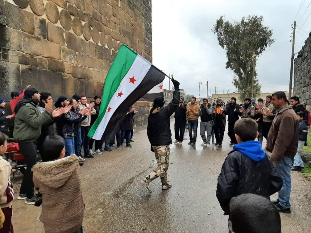 مظاهرة يقوم بها عدد من الشبان في بصرى الشام بريف درعا  (مواقع تواصل)