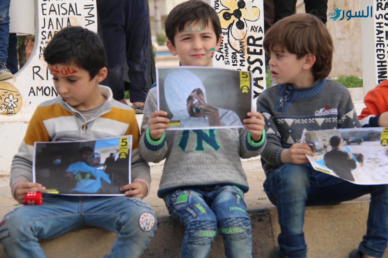 أطفال خان شيخون في وقفة احتجاجية بذكرى مجزرة خان شيخون الكيماوية (خاص السوري اليوم)