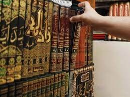 صورة تعبيرية عن مكتبة لمؤلفات الديانة الإسلامية