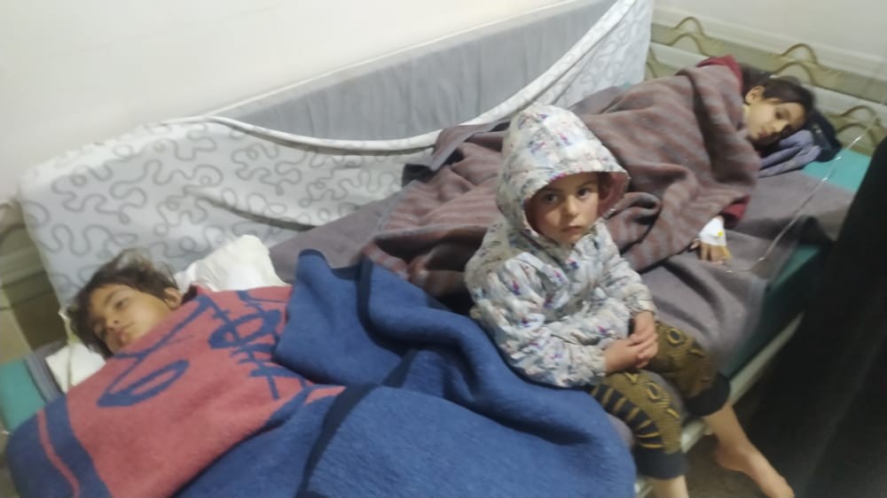 أطفال أصيبوا بحالة تسمم جراء تناول وجبات غذائية في مخيم الكرام بإدلب (مواقع تواصل)