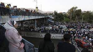 سوريون يقفون تحت جسر الرئيس بانتظار وصول المفرج عنهم