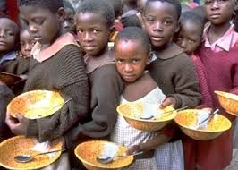 اطفال يتلقون إعانات غذائية في إفريقيا