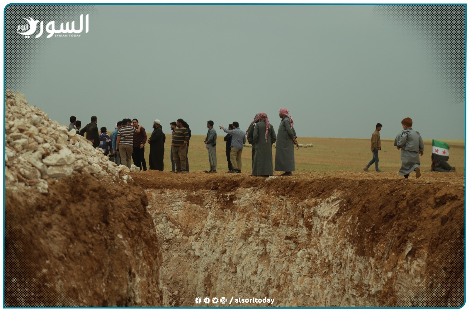 خندق يحفره الـأتراك بالقرب من قرية تادف بريف حلب (خاص السوري اليوم)