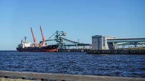الباخرة الروسية المحملة بالقمح الأوكراني المسروق في ميناء اللاذقية
