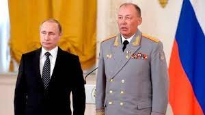 الجنرال الكسندر دفورنيكوف مع الرئيس الروسي فلاديمير بوتين