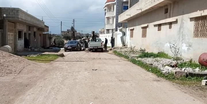 قوات النظام في مداهمة سابقة في حي من احياء مدينة جاسم ( مواقع تواصل)