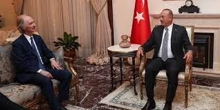 وزير خارجية تركيا مولود جاووش أوغلو والمبعوث الأممي غير بيدرسون