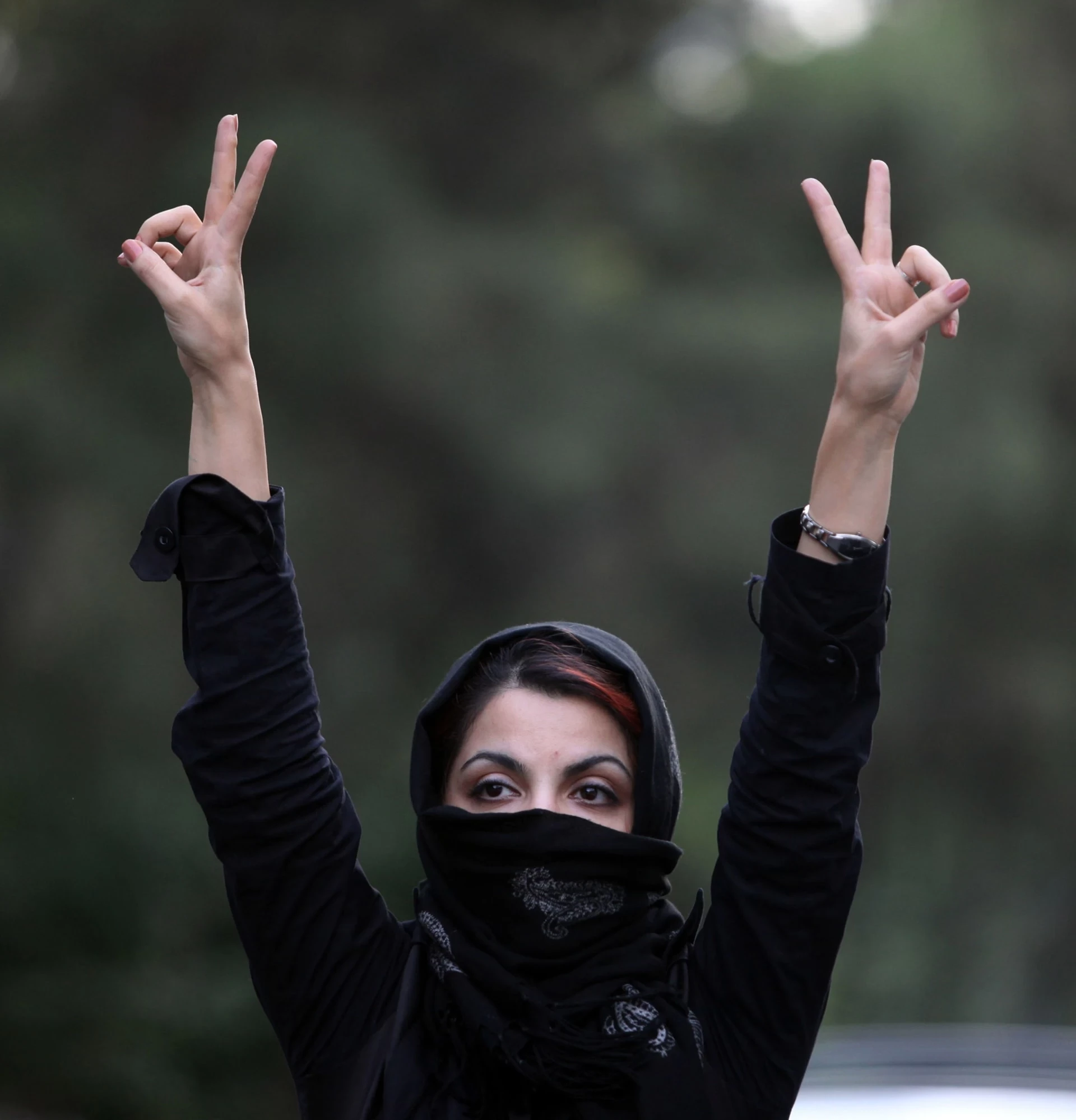 متظاهرة أيرانية ضد نظام خامنئي