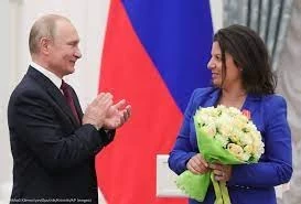 رئيسة شبكة "أرتي" الروية مارغاريتا سيمونيان مع الرئيس اروسي فلاديمير بوتين