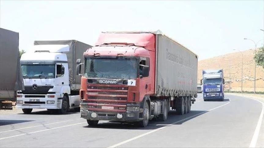 شاحنات تحمل مساعدات إنسانية إلى شمال غربي سوريا عبر تركيا (الأناضول)