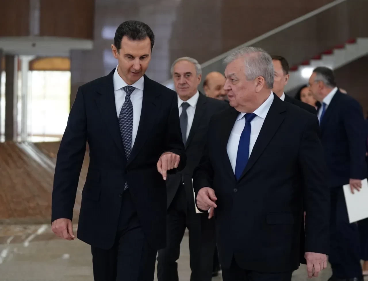 رئيس النظام السوري مع ألكسندر لافرنتييف المبعوث الخاص للرئيس الروسي