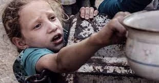 أطفال سوريون يطلبون الغذاء