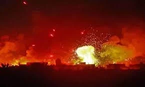 صورة ليلية لقصف شاحنات على الحدود السورية العراقية