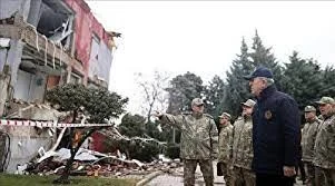 وزير الدفاع التركي خلوصي أكار بتفقد مناطق الزلزال