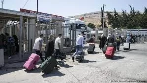 سوريون يعودون إلى شمال غرب سوريا من تركيا