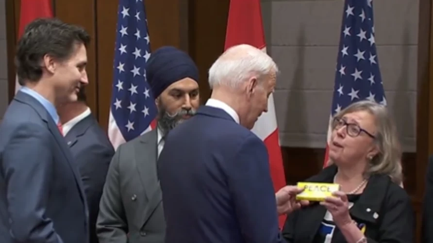 أليزابيت ماي زعيمة جزب الخضر الكندي تهدي شولاته سورية للرئيس الامريكي جو بايدن