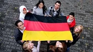 سوريون يرفعون علم المانيا في برلين