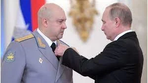 الجنرال سيرغي سورفيكين والرئيس الروسي فلاديمير بوتين
