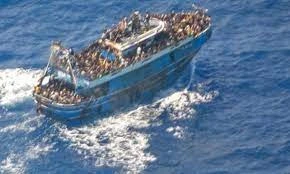 قارب اللاجئين المنكوب على شواطيء اليونان