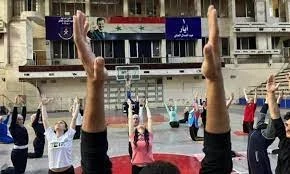 سوريون يمارسون طقس من طقوس اليوغا في سوريا