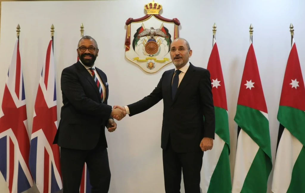 وزير الخارجية الأردني أيمن الصفدي ووزير الخارجية البريطاني جيملس كليفرلي