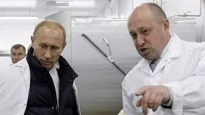 طباخ بوتين وزعيم مرتزقة فاغنر يفغيني بريغوجين والرئيس الروسي فلاديمير بوتين