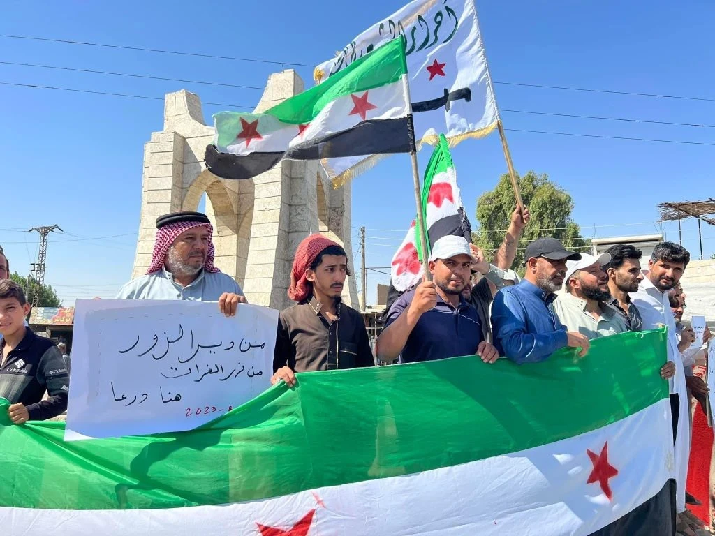 مظاهرة في بلدة الحصان بريف دير الزور تهتف بإسقاط النظام