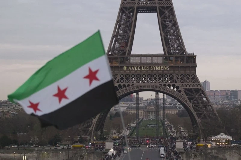 علم سورية الثورة يرفرف أمام برج إيفيل (أ.ب، ميشيل أوليه)