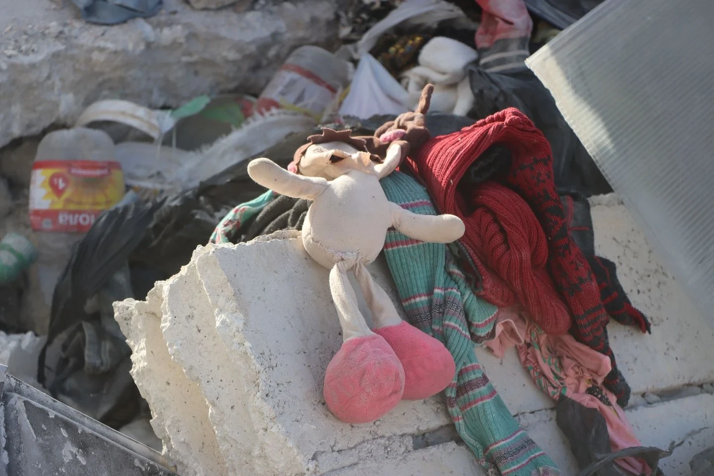 قُتل الرضيع ونجت لعبته - قصف صاروخي لقوات النظام مساء السبت 2 أيلول على سرمين بريف إدلب الشرقي - الخوذ البيضاء