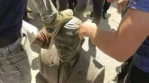 تمثال حافظ الأسد تحت نعال ثوار السويداء