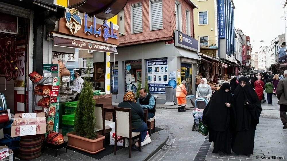 احد اسواق مدينة اسطنبول بحي الفاتح حيث توجد العديد من المطاعم والمحال السورية الشهيرة